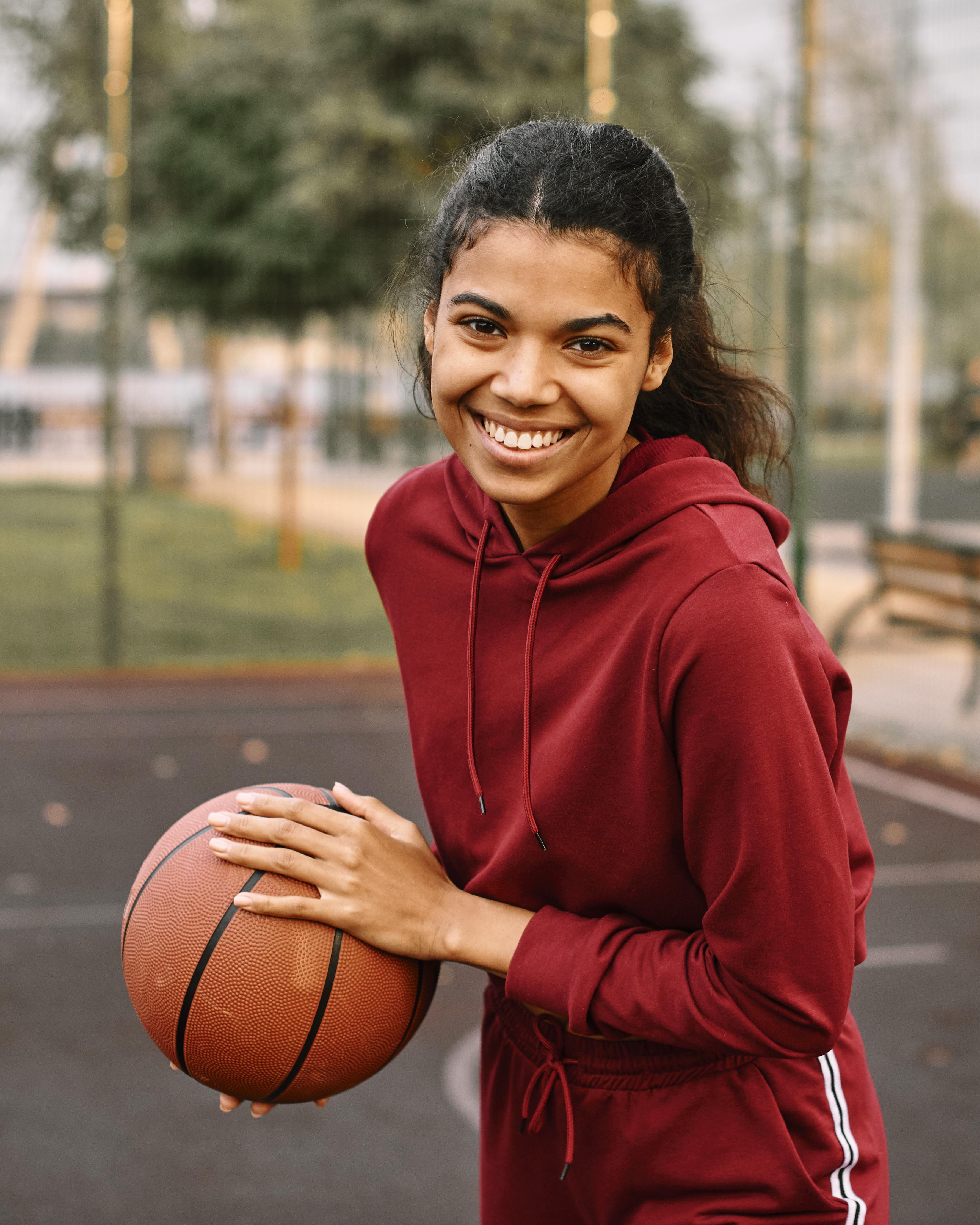 Jeune fille joue au basketball